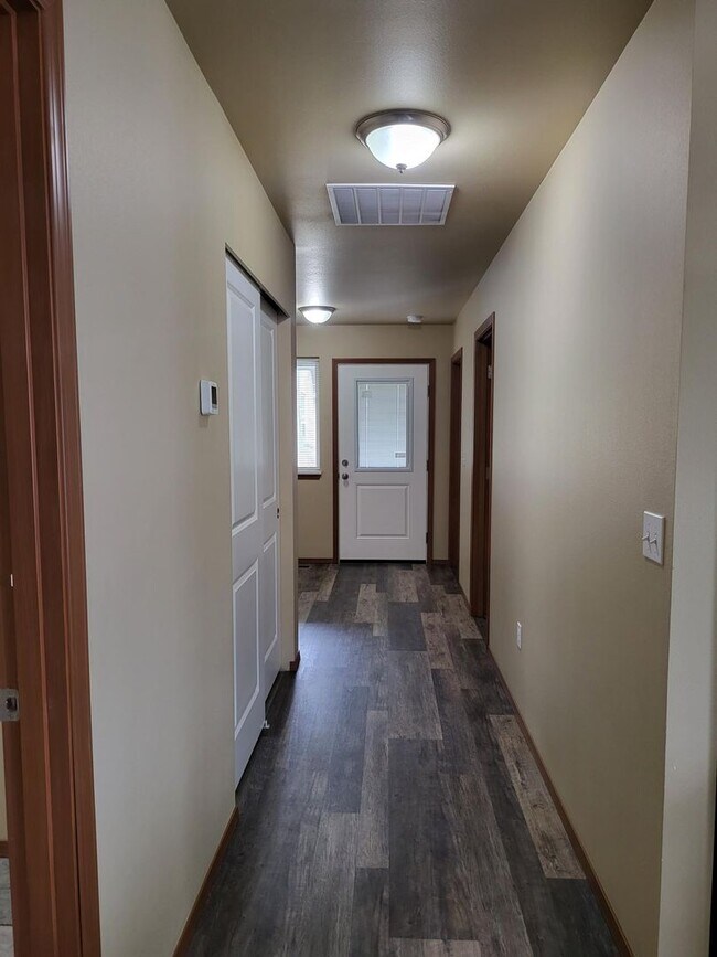 Building Photo - 609 S Washington Ave