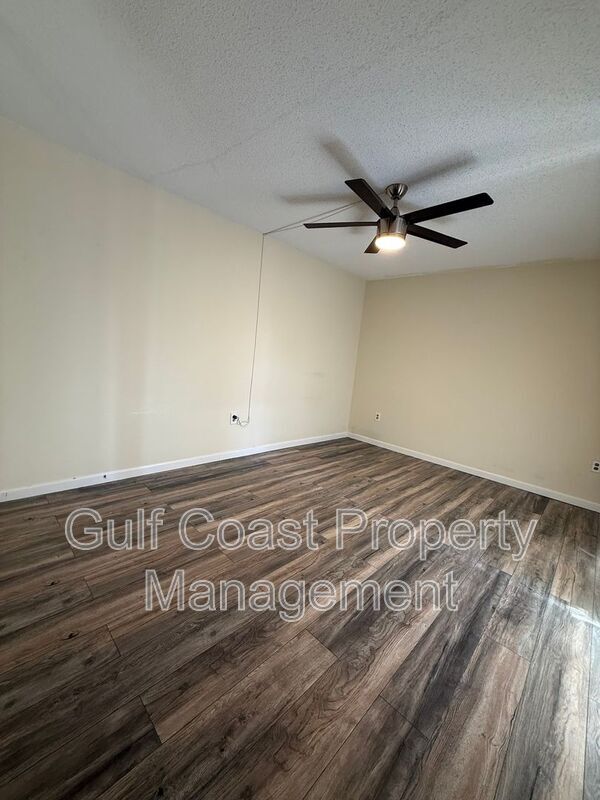 Building Photo - 5249 Cedarbend Dr