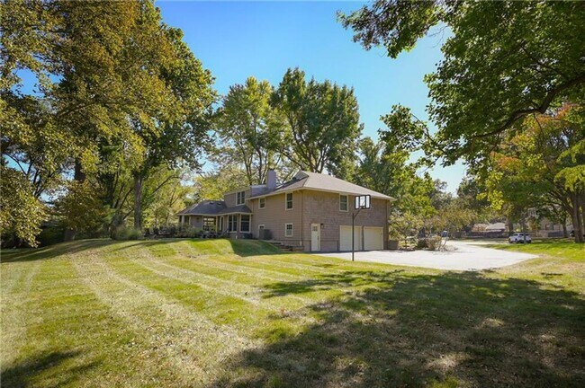 Building Photo - Rare lease opportunity in Leawood + Spacio...