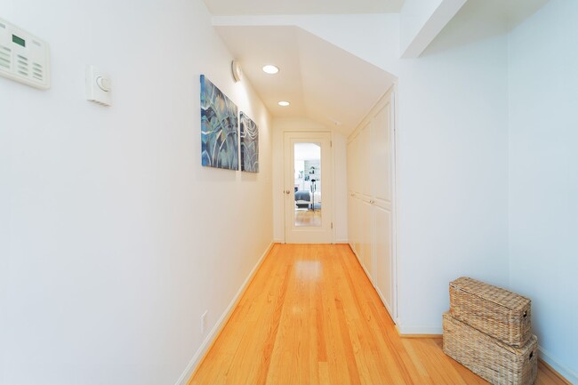Building Photo - Enchanting Portland Heights 5BD House: You...