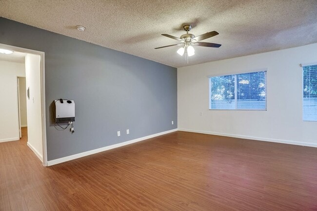 Building Photo - 537 E Hyde Park Blvd