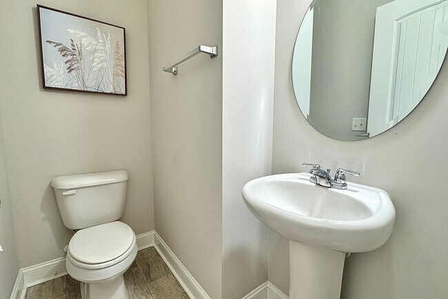 Building Photo - AVAILABLE NOW! (Small Pets Only)