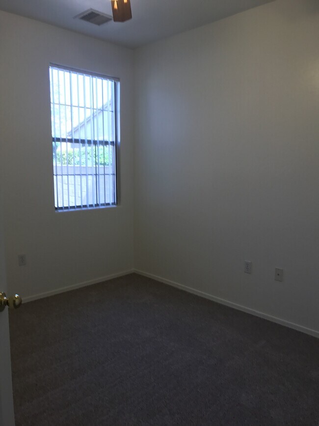 Building Photo - 3 bed 2 bath Home in Cottonwood Commons Contact Property Pros Go to rentprosaz.com look under Vac...