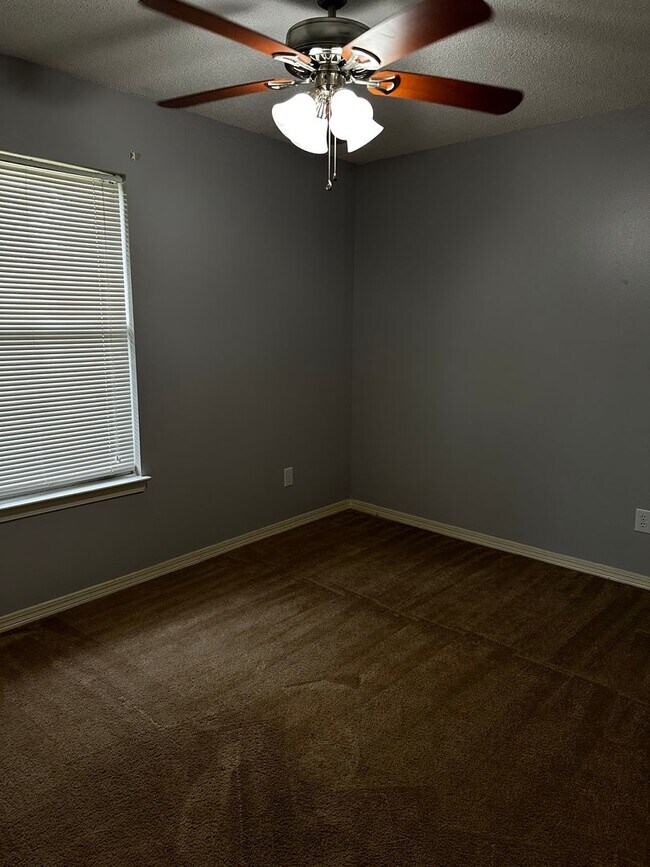 Building Photo - Country Living