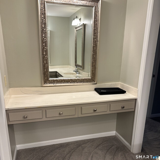 Building Photo - 6 Cove Rd