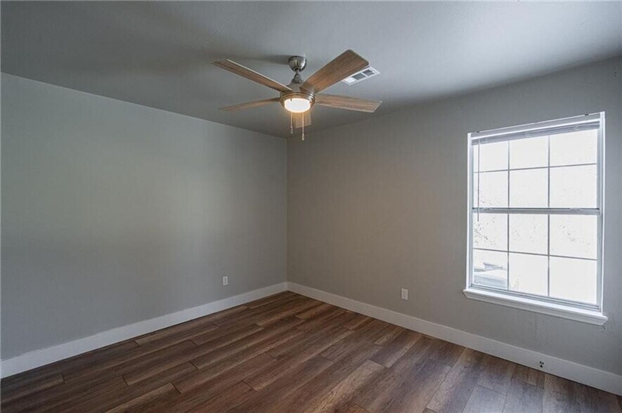 Building Photo - 2407 W Ash St