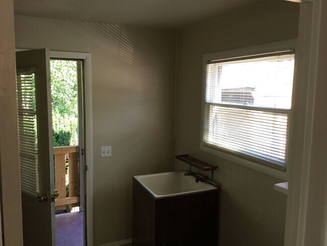 Building Photo - 5 Bedroom House in Southeast Eugene