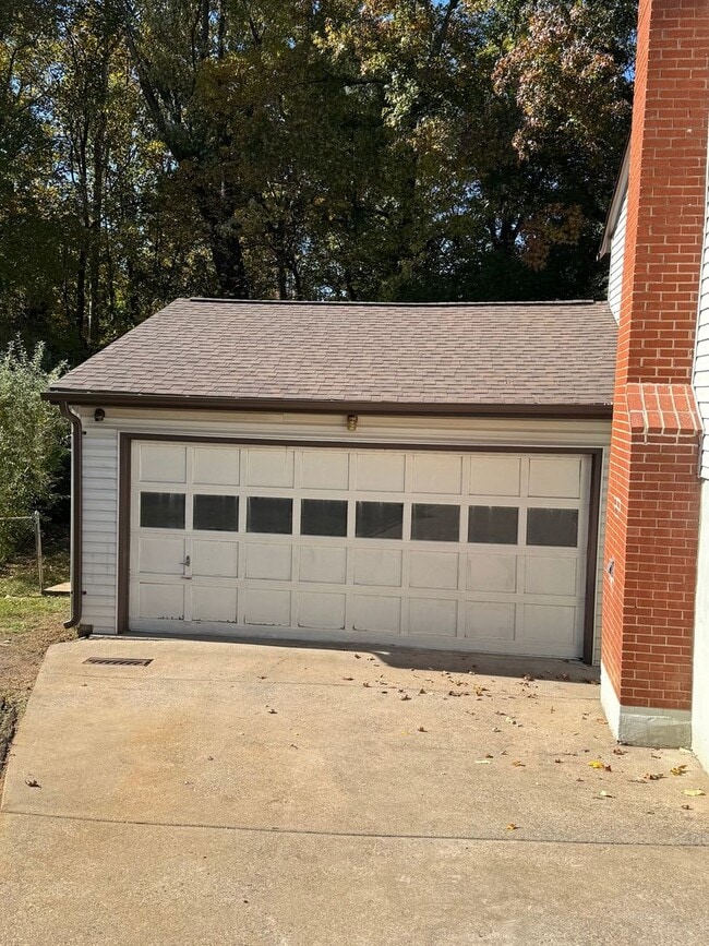 Building Photo - 2 bed 1 bath lower level of the house.lower level