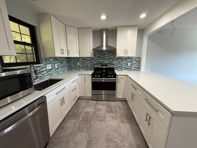 Building Photo - Luxury 3-Bedroom, 1-Bathroom House in Broo...