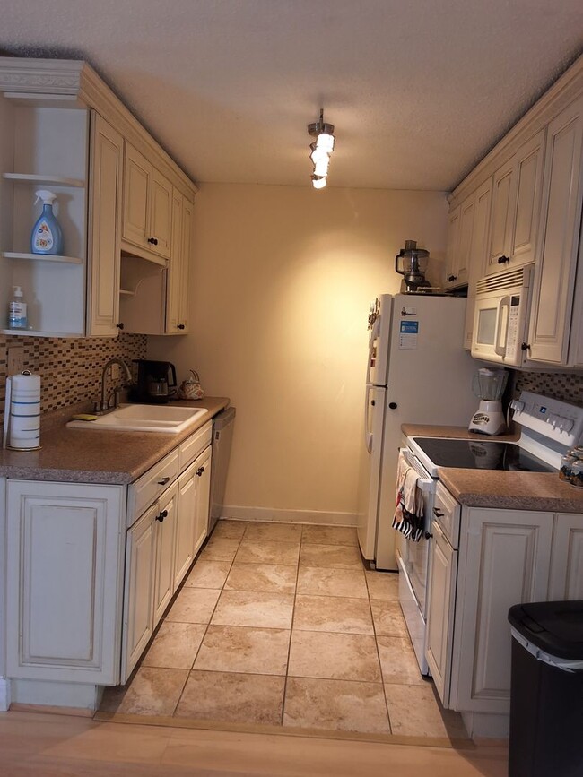 Building Photo - Knoxville 37912 - Short Term Lease with Utilities Included up to $200 per month -  2 bedroom, 2 b...