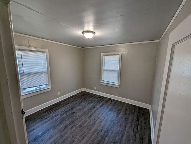 Building Photo - Newly Updated 2 bedroom home Near Downtown...