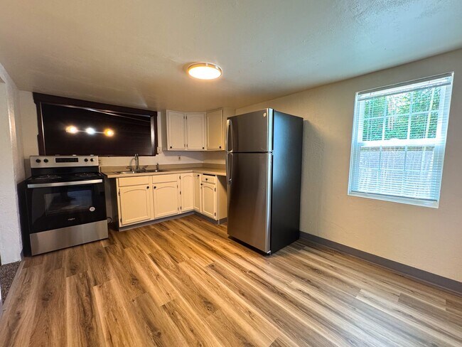 Building Photo - 3 Bedroom, 1 Bathroom S. Eugene Home