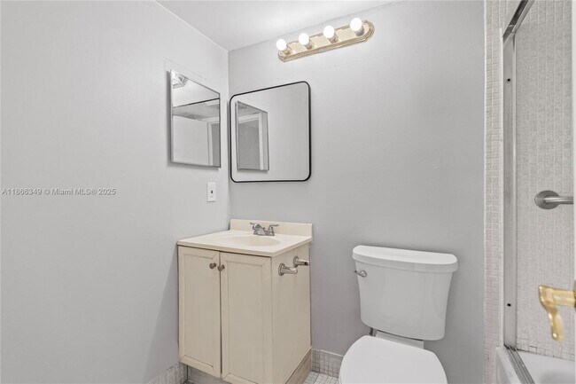 Building Photo - 555 Fanshaw N