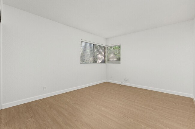 Building Photo - Spacious Vista Home