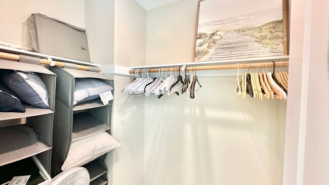 Building Photo - Beautiful "Model" Show Townhome in the Gat...