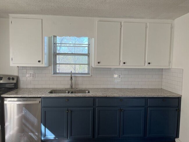 Building Photo - Beautifully renovated 3/1 home with 1,608 ...