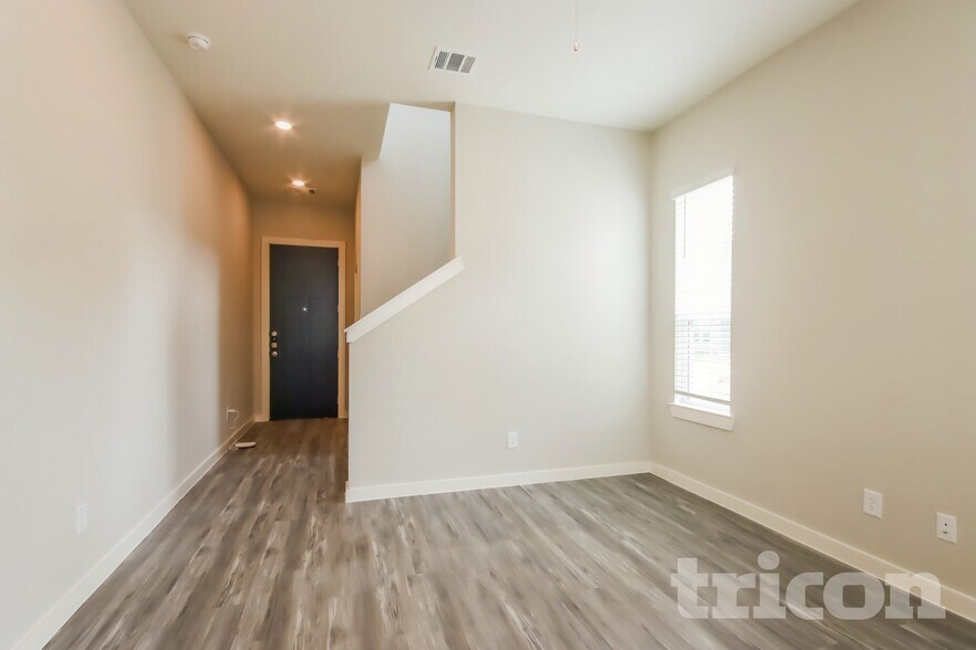 Building Photo - 9835 Willow Creek Commerce Dr