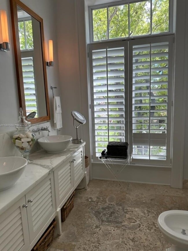 Building Photo - 645 Almeria Ave