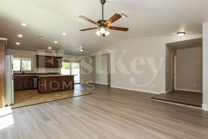 Building Photo - 2722 E Cactus Rd
