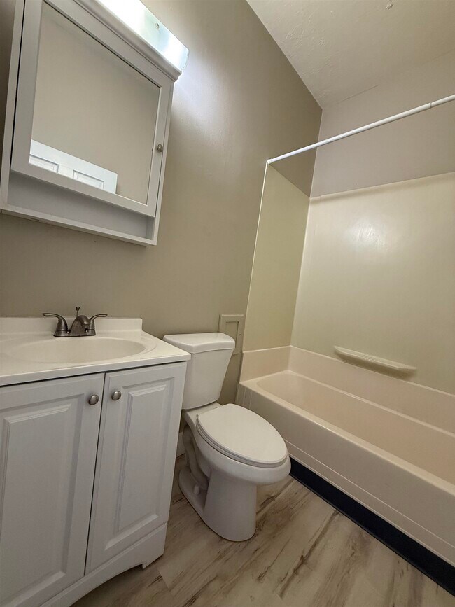 Building Photo - 408 Central St