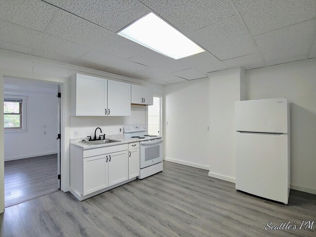 Building Photo - Newly Remodeled 1bdrm in Convenient Eastlake Neighborhood with Washer\Dryer and Parking
