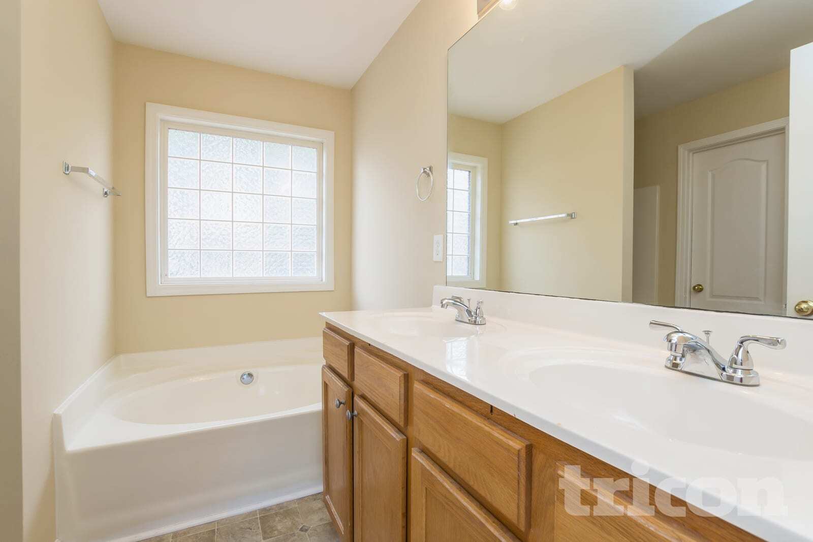 Building Photo - 6355 Queensdale Dr