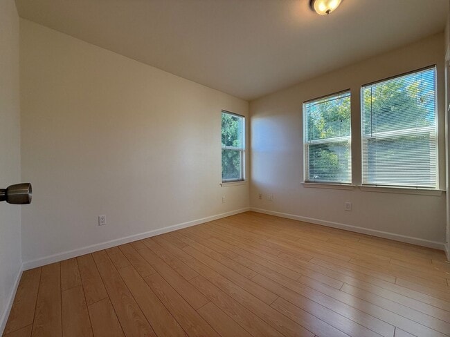 Building Photo - Townhouse living - Nice and clean 3 bedroo...