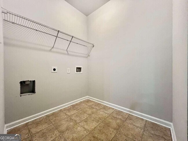 Building Photo - 370 Broadmoor Dr