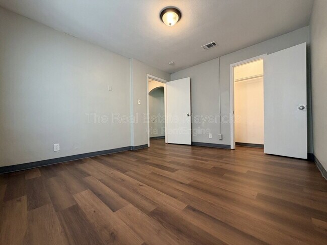 Building Photo - 5601 Belaire Dr