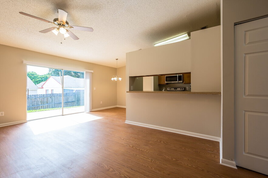 Building Photo - 317 Regal Park Dr