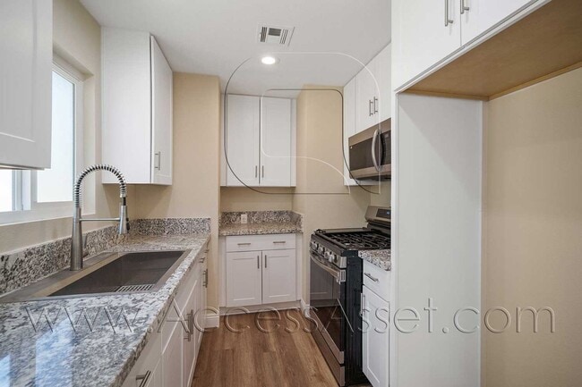 Building Photo - Large Lot! 2 Bed/ 1 Bath Single Family Property!