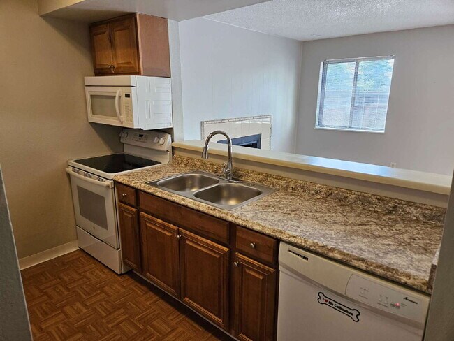 Building Photo - Spacious 3 Bedroom End Unit Townhome Close To Everything!