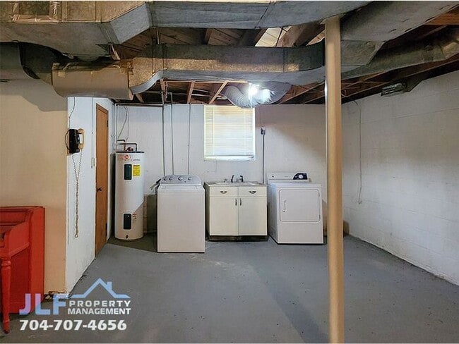 Building Photo - Sprawling 3 Bedroom/ 2.5 Bathroom Ranch in Charlotte!