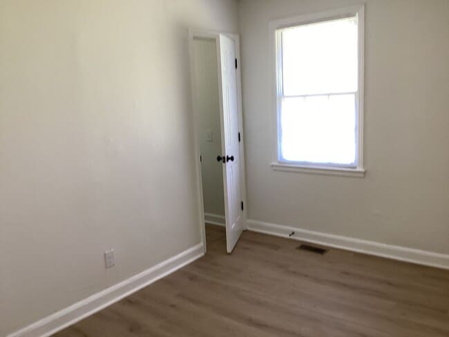 Building Photo - 3 Bed 1.5 bath House