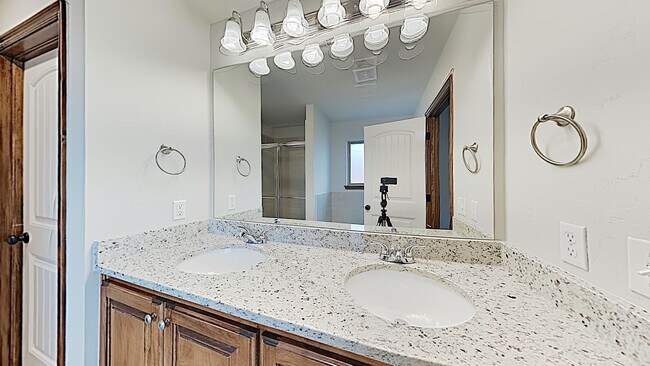 Building Photo - Very Nice 4 Bedroom 2 Bath Home in Yukon Schools