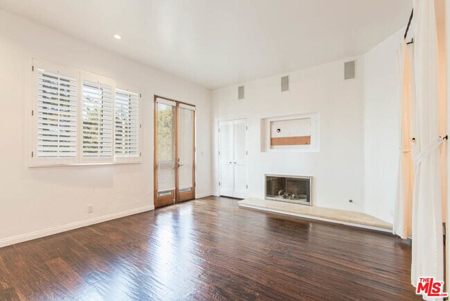 Building Photo - 15500 Sunset Blvd