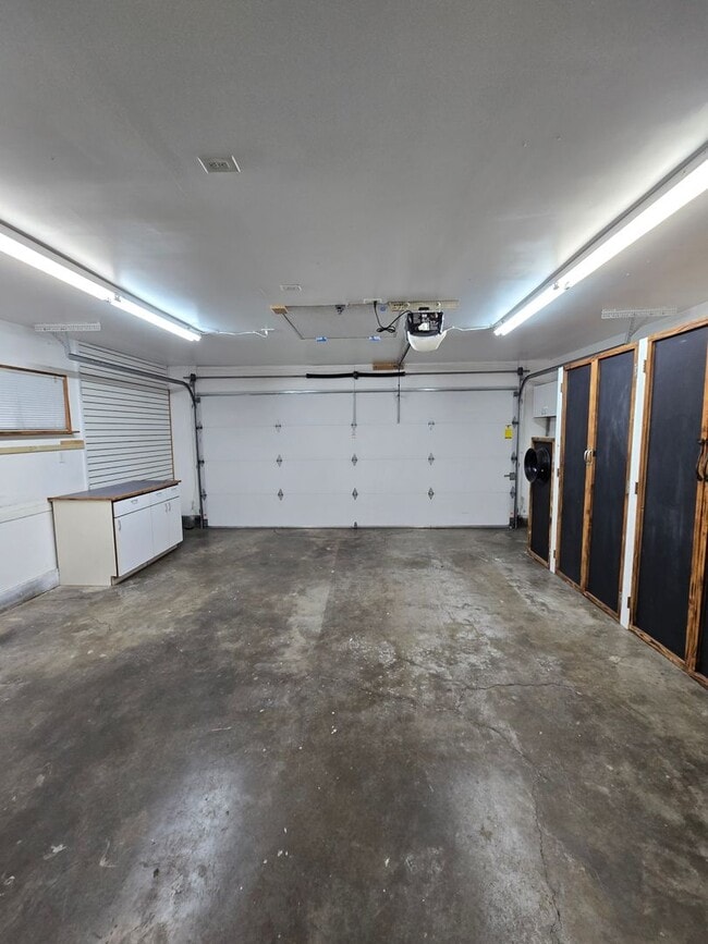 Building Photo - Pet Friendly Single Level 3 Bed 2 Bath Hom...
