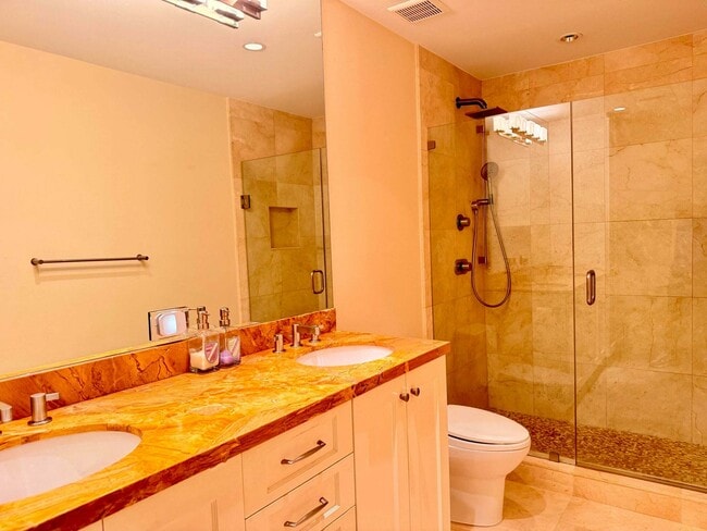 Building Photo - 1005 Russell Dr