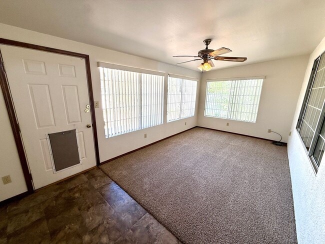 Building Photo - Spacious 3BR Cul-de-Sac Home with Bonus Room, New Carpet & Split Floor Plan!