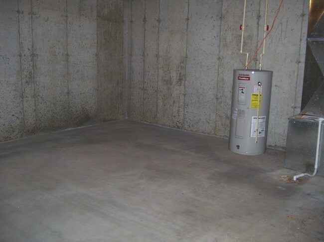 Building Photo - Spacious 3 bedroom, 2 bathroom duplex!