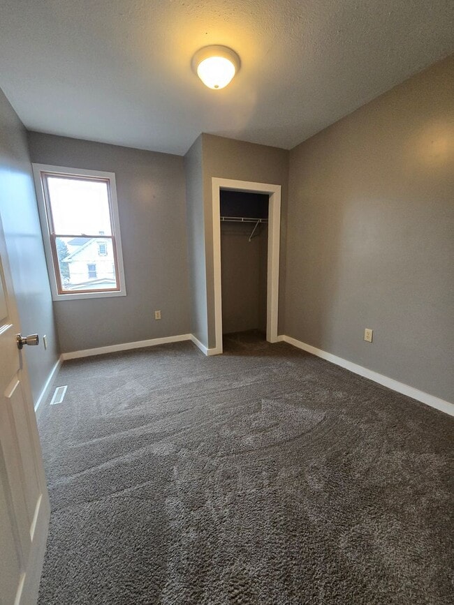 Building Photo - Updated 3br house!!