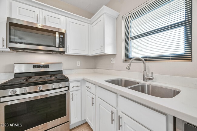 Building Photo - 1145 E Henry St