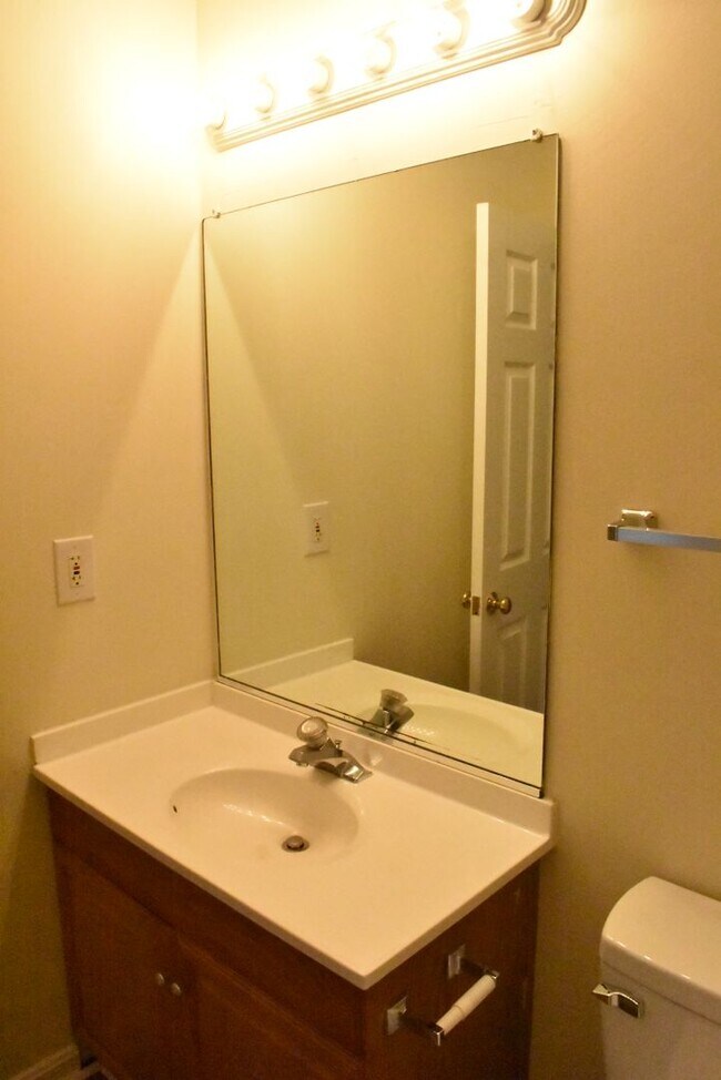 Building Photo - Coventry Creek Townhome