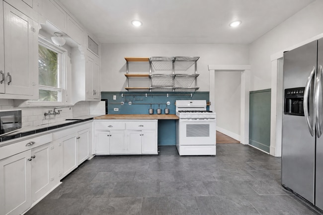 Building Photo - Charming Craftsman Style Home in Tobin Hill!