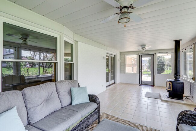 Building Photo - 1827 Larchmont Ln