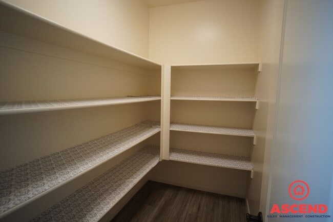 Building Photo - Glamorous Home in Seven Oaks Gated Community!