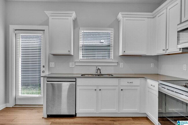 Building Photo - 559 Troubadour Ln