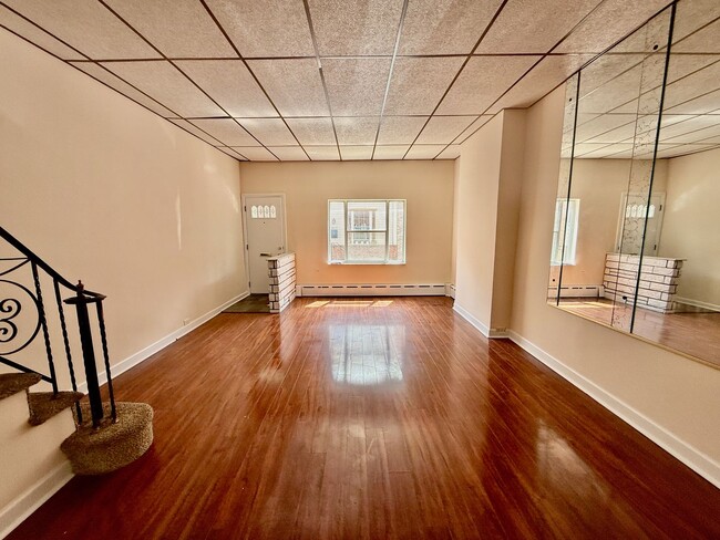 Building Photo - Spacious 3 BR / 1 BA HOUSE in Great South Philly location w/ Hardwood Flooring-Nice Kitchen-Washe...