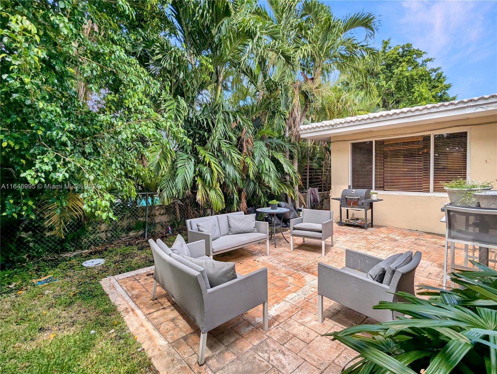 Building Photo - 6140 Pine Tree Dr