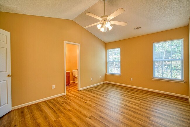 Building Photo - Spacious 4 BR, 2 BA Home On Quiet Cul de Sac, Private Fenced Backyard, Community Pool